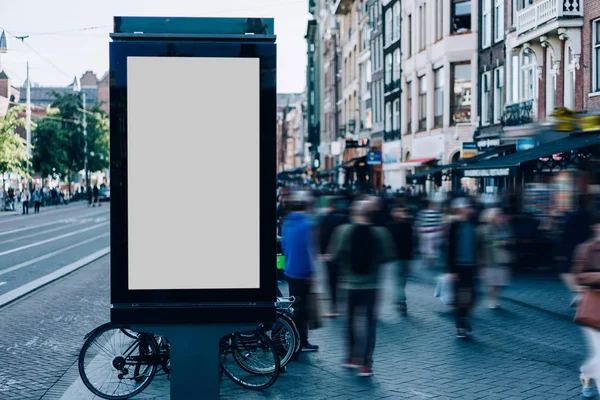 城市街道上的空白告示牌 带有空白的复制空间屏幕 用于广告或促销海报内容 空的模拟闪电盒 城市地区的空白展示 供人们步行 — 图库照片