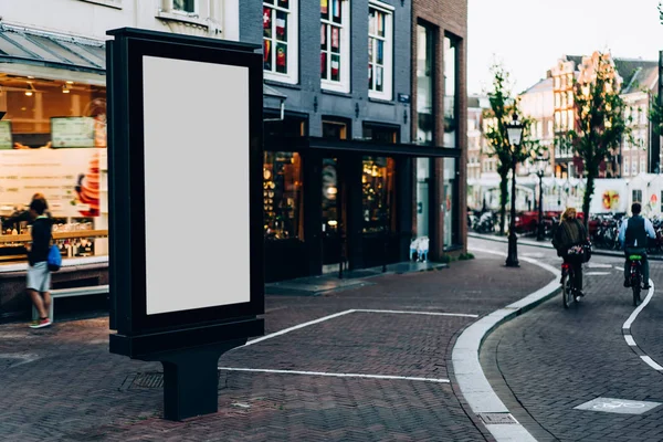 城市街道上的空白告示牌 带有空白的复制空间屏幕 用于广告或促销海报内容 阿姆斯特丹的空白模拟光盒 城市地区的空白户外展示 — 图库照片