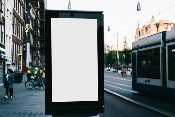 広告やプロモーションポスターコンテンツのための空白のコピースペース画面と街の通りにクリアビルボード 空のモックアップ情報のためのLightbox 都市部で屋外の空白の表示 — ストック写真
