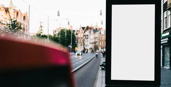 城市街道上的空白告示牌 带有空白的复制空间屏幕 用于广告或促销海报内容 空的模拟光盒以获得信息 在城市地区的户外空白显示 — 图库照片