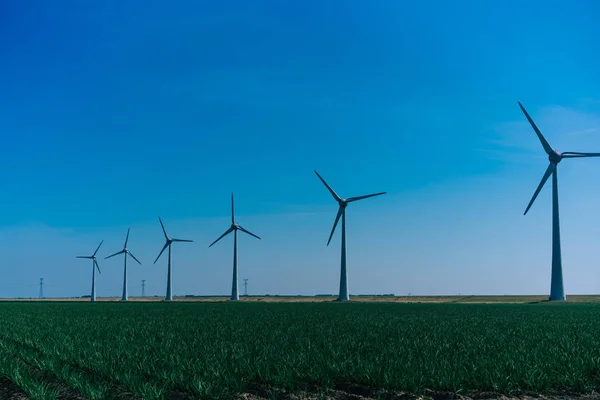 Moderní Větrné Mlýny Čistou Větrnou Energií Vyrábějí Elektřinu Inovativní Farmě — Stock fotografie
