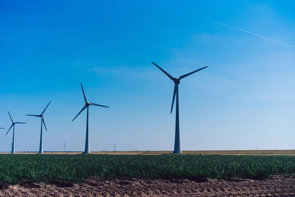 Metal Modern Yel Değirmenleri Temiz Rüzgar Gücüyle Dönüyor Yenilikçi Çiftlikte — Stok fotoğraf