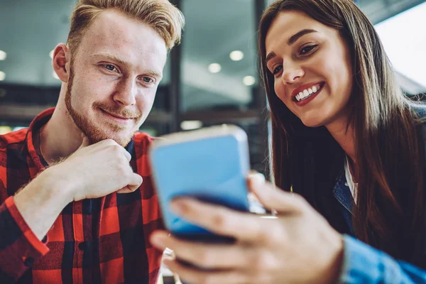 Alegre Masculino Feminino Desfrutando Chamada Vídeo Positiva Com Amigo Usando — Fotografia de Stock