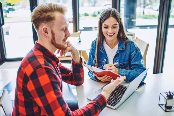 Блогеры-мужчины и блогеры-женщины сотрудничают в создании интересного контента для собственной веб-страницы в интернет-пространстве, улыбающаяся женщина записывает информацию в блокнот, а мужчина читает новости