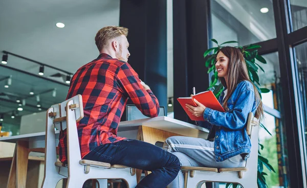 Glada Manliga Och Kvinnliga Bloggare Skapa Information För Informativ Publikation — Stockfoto