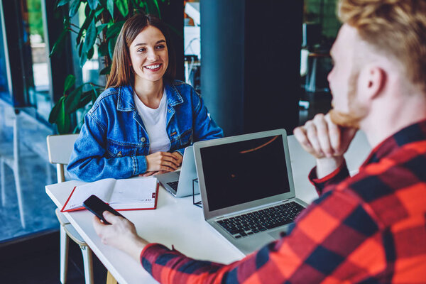 Студенты, наслаждающиеся живым общением во время перерыва от электронного обучения на современных ноутбуках в кампусе, опытные успешные фрилансеры, сотрудничающие над проектом с помощью нетбуков