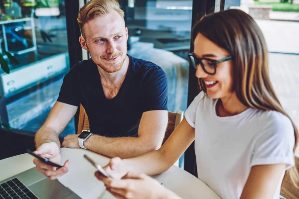 Vrolijke Hipster Meisje Berichten Online Met Volgers Van Het Sociale — Stockfoto