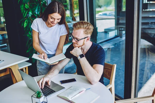 Positivi Freelance Maschili Femminili Che Beneficiano Fasi Pianificazione Del Lavoro — Foto Stock