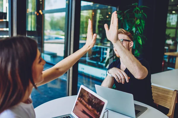 Mannelijke Vrouwelijke Freelance Partners Geven Vijf Aan Elkaar Goed Gedaan — Stockfoto