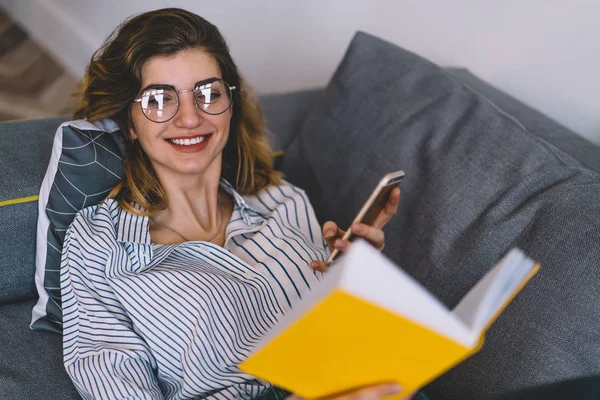 Pozitív Szemüveg Látás Korrekció Pihentető Kanapén Olvasás Közben Könyvet Szabadidő — Stock Fotó