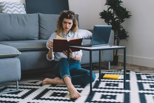 Confuso Estudante Sexo Feminino Sentindo Intrigado Com Informações Livro Literatura — Fotografia de Stock