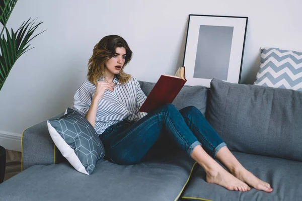 Una Jovencita Interesada Con Los Ojos Puestos Libro Literatura Mano —  Fotos de Stock