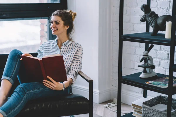 Joyeuse Lectrice Succès Avec Intéressant Livre Littérature Positive Qui Repose — Photo