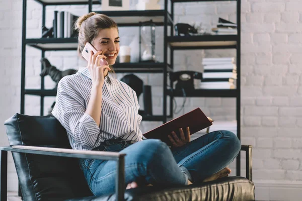 Leitor Feminino Alegre Curtindo Conversa Com Melhor Amigo Durante Tempo — Fotografia de Stock