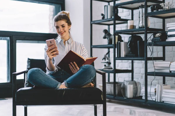 Donna Positiva Riposare Con Libro Sulla Sedia Casa Interni Eleganti — Foto Stock