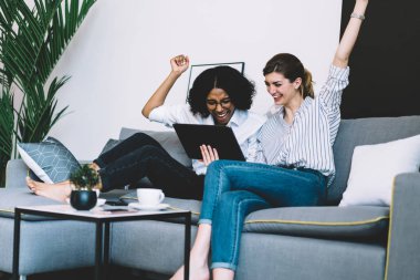 Çok kültürlü yenilikçi kızlar, modern dokunmatik sayfalarda 4g internet bağlantısı kullanarak Kara Cuma indirimleri hakkında bilgi alarak kısa mesajlardan tatmin oldular.