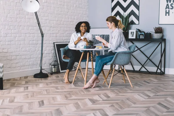 Vrolijke Hipster Meisjes Genieten Van Het Doorbrengen Van Weekend Tijd — Stockfoto