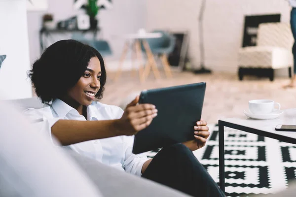 Buon Sorridente Afro Americano Blogger Femminile Sentirsi Bene Ricevuto Mail — Foto Stock