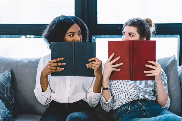 Lectrices Multiculturelles Regardant Les Unes Les Autres Dans Les Yeux — Photo