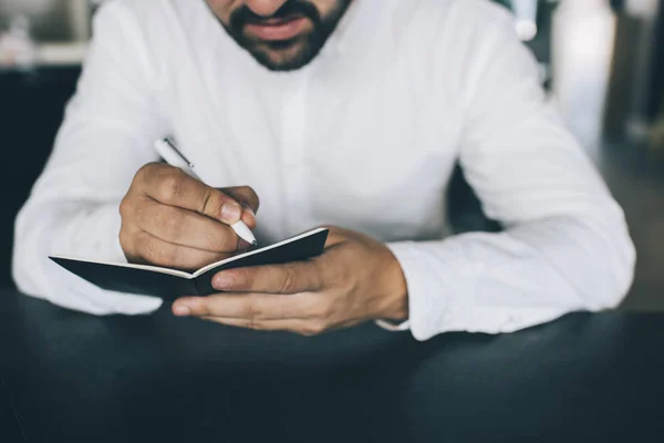 Immagine Ritagliata Del Giornalista Maschile Che Scrive Appunti Personal Planner — Foto Stock