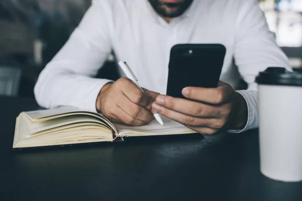 Oříznutý Obrázek Muže Hledajícího Informace Finančních Stránkách Během Účetního Období — Stock fotografie