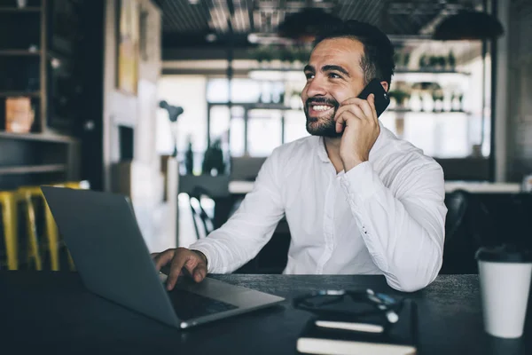 Successful Man Formal Wear Enjoying Smartphone Conversation Colleague Sitting Table – stockfoto