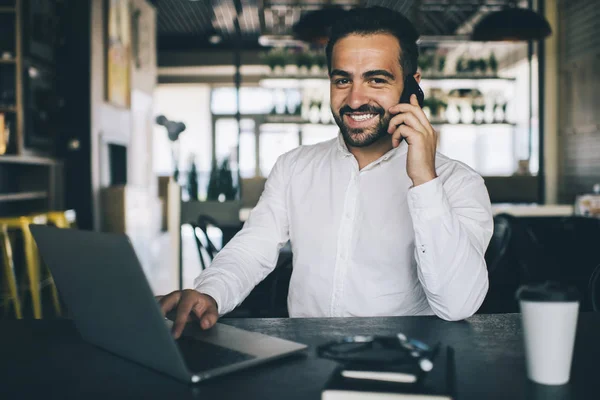 Portret Van Een Succesvolle Man Formele Kleding Genieten Van Smartphone — Stockfoto