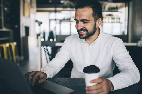 Успешный Мужчина Предприниматель Наслаждающийся Ноутбуком Коллегами Офиса Работая Кофейне Счастливый — стоковое фото