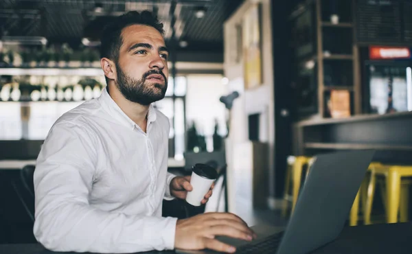 Contemplativo Hombre Profesional Pensar Código Programa Página Web Pública Con — Foto de Stock