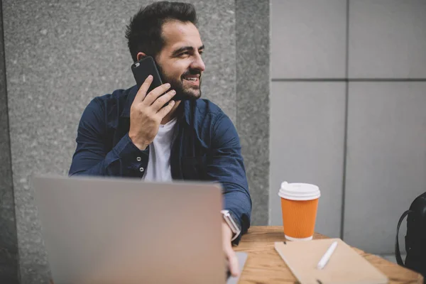 Felice Freelance Maschile Godendo Pausa Smartphone Chiamata Miglior Amico Utilizzando — Foto Stock