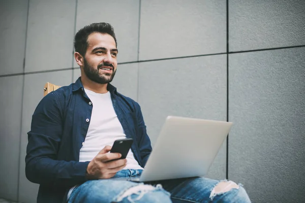 Vista Laterale Positivo Ragazzo Hipster Con Gadget Cellulare Mano Guardando — Foto Stock