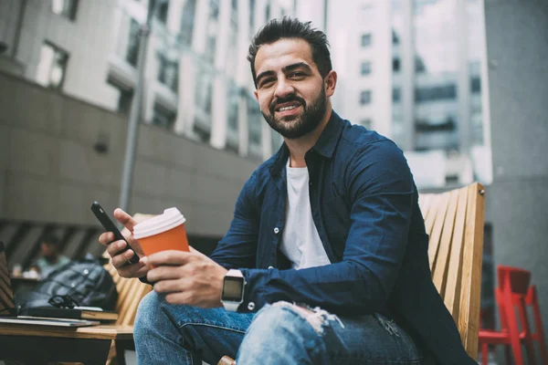 Retrato Alegre Blogger Masculino Con Taza Toma Teléfono Móvil Las — Foto de Stock