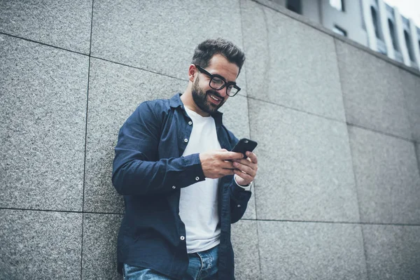 Positive Männliche Bloggerin Mit Optischer Brille Zur Sehkorrektur Die Der — Stockfoto