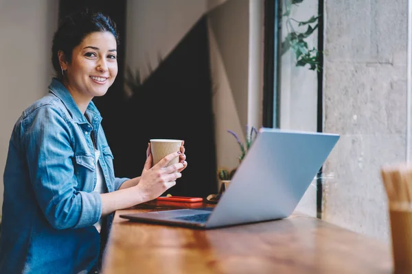 Retrato Feliz Alegre Freelancer Feminino Segurando Papel Takeaway Copo Com — Fotografia de Stock