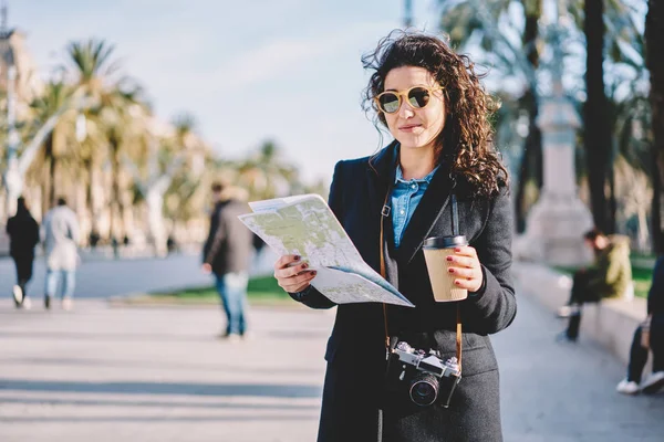Şehir Turu Sırasında Dışarıda Poz Veren Pozitif Güneş Gözlüklü Kadın — Stok fotoğraf