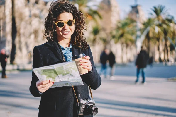 Glimlachende Vrouw Zonnebril Leest Informatie Van Papieren Kaart Tijdens Koffiepauze — Stockfoto