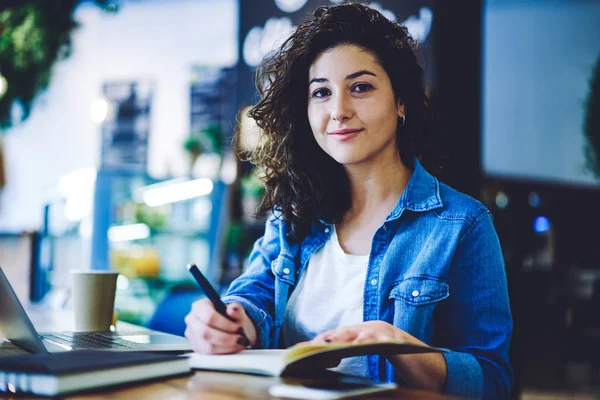 Retrato Una Estudiante Caucasiana Positiva Sentada Mesa Mirando Cámara Durante —  Fotos de Stock