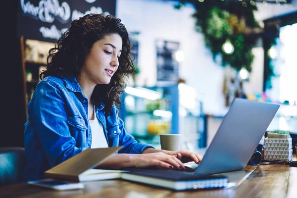 Smart Kvinna Vardagskläder Skriver Textinnehåll För Publicering Sociala Nätverk Samtidigt — Stockfoto