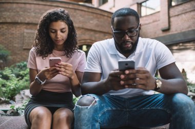 Akıllı telefon cihazları, teknoloji bağımlılığı ve antisosyal insanlar kullandıkları için internet günlüğünden takipçilerle sohbet eden Afrikalı Amerikalı çift birbirleriyle canlı iletişim kurmuyorlar.