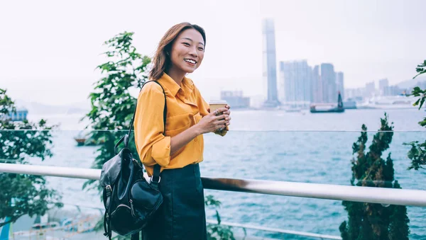 Halvlångt Porträtt Glad Asiatisk Turist Med Kaffe För Att Hand — Stockfoto
