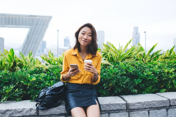 Портрет Жизнерадостного Миллениала Японского Блоггера Цифровым Гаджетом Сотового Телефона Кофе — стоковое фото