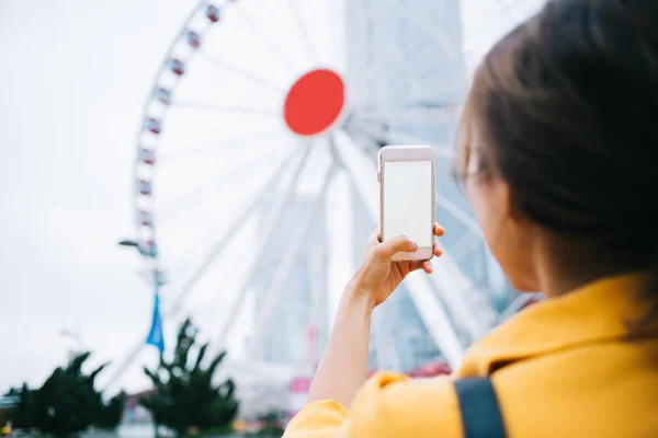 回顾了一代女性影响者在香港使用带有空白屏幕的手机工具为中国摩天轮拍照的情景 — 图库照片