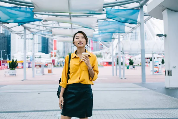 Menina Hipster Penitente Com Bebida Cafeína Mão Área Urbana Cidade — Fotografia de Stock