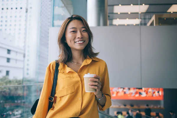 Halvlångt Porträtt Glad Hipster Flicka Med Kaffe För Att Poserar — Stockfoto