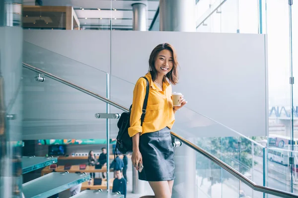 Счастливый Азиатский Студент Кожаным Рюкзаком Радуется Помещении Держа Руках Чашку — стоковое фото