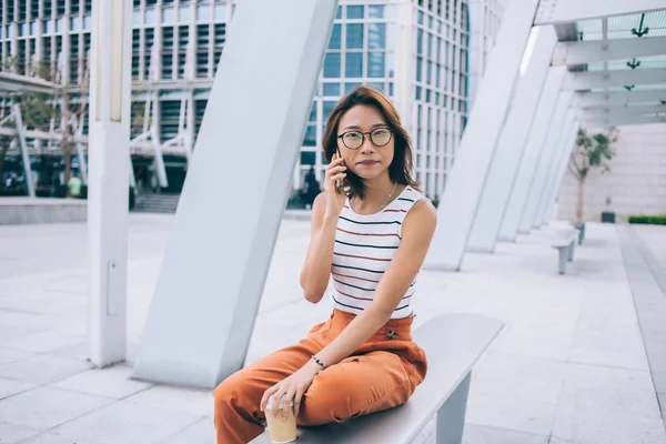 Portret Van Aantrekkelijke Vrouwelijke Student Met Afhaalbeker Buiten Zitten Bellen — Stockfoto