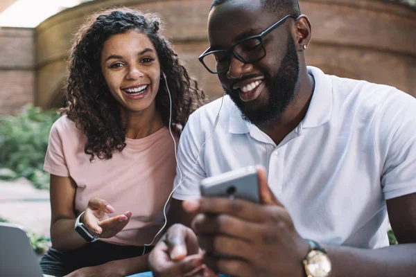 Ritratto Eccitata Ragazza Hipster Nero Con Capelli Ricci Sorridendo Fotocamera — Foto Stock