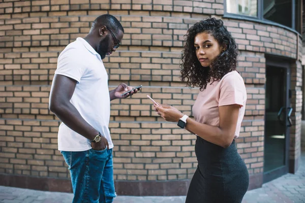 Retrato Una Mujer Atractiva Mirando Cámara Mientras Que Hombre Cerca — Foto de Stock