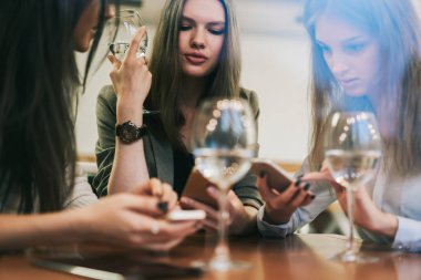 Çekici Kafkas kadınları cep telefonları aracılığıyla iletişim için başvuruda bulunuyorlar. Boş zamanlarında birlikte şarap içmek, sosyalleşmek, teknoloji ve nesil kavramı için.