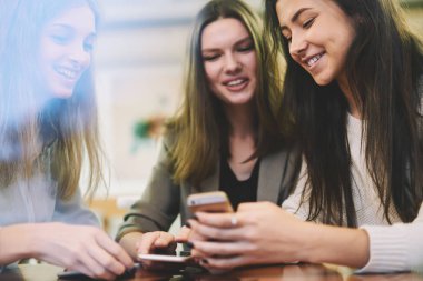 Mutlu, heyecanlı hipster kızları, 4G kablosuz internete bağlı yeni alışveriş merkezinin açılması ile ilgili bir e-posta aldılar.
